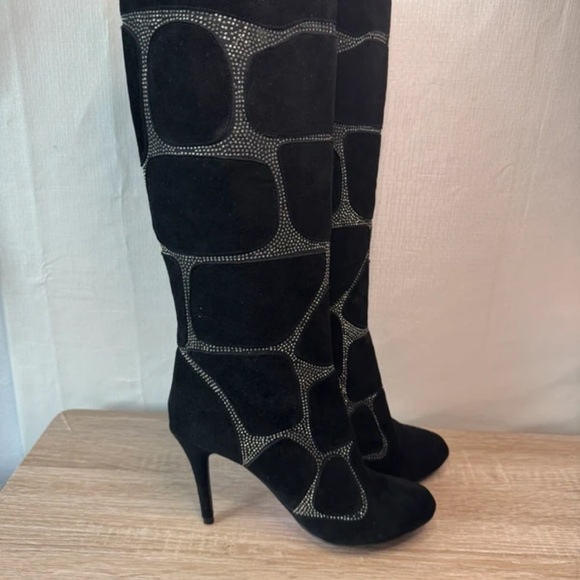 Elegant Black Patterned Heeled Boots - Picture 5 of 5